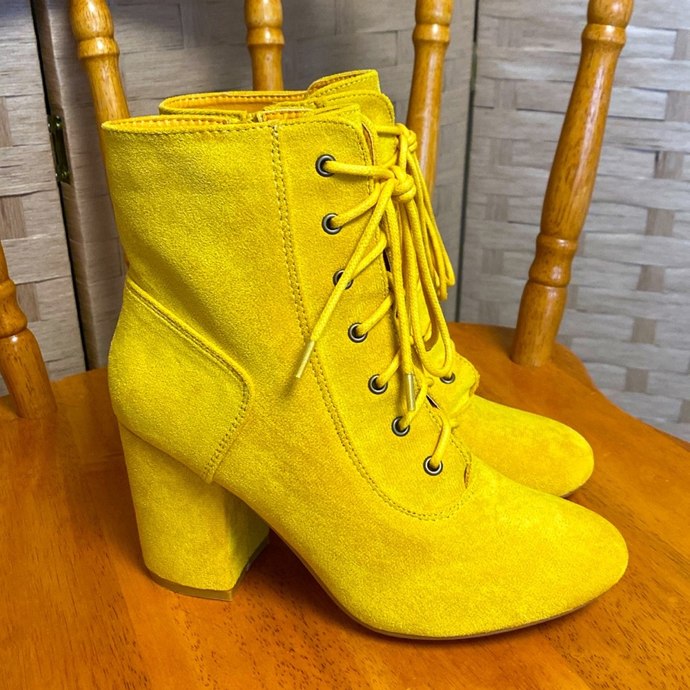 Perphy 6.5 NWOB faux suede 3” chunky heel YELLOW ANKLE BOOTIE